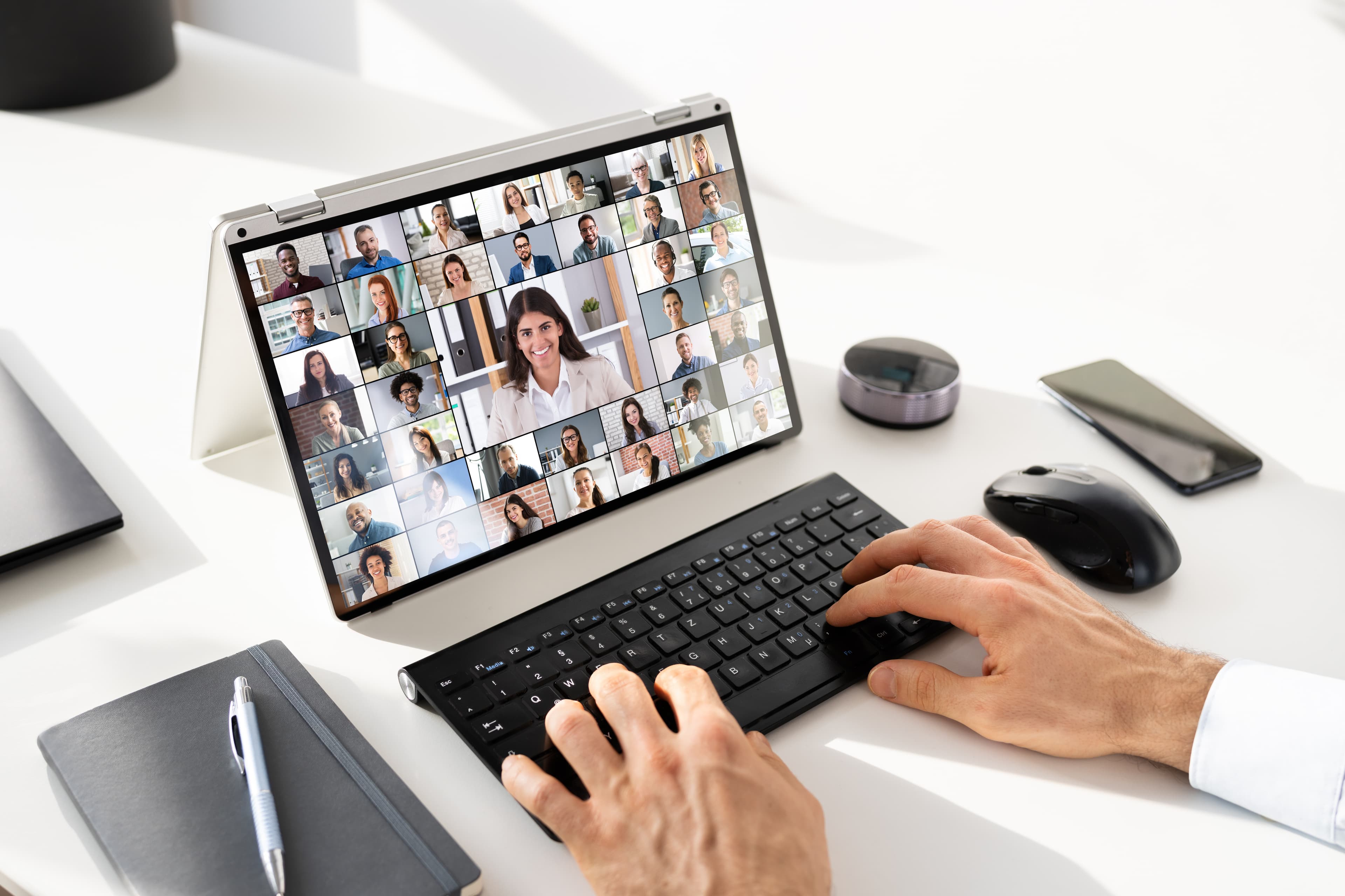 Définition du travail hybride : comprendre, adopter et optimiser ce nouveau modèle de travail 